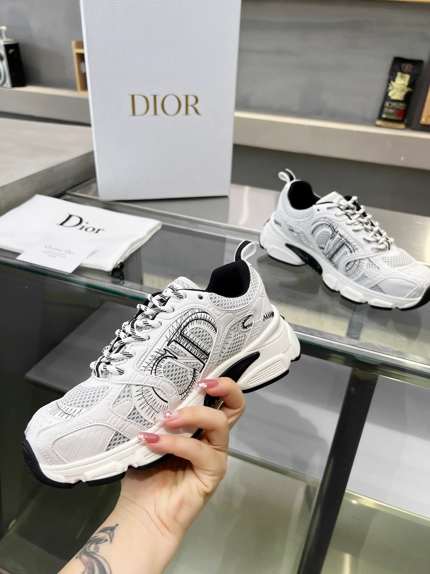 👟👟Ex-factory price 600👟👟 Women's shoes, women's clothing, women's shoes, women's clothing 2024's latest hot model Reba's brand new CHRONO shoes, the same model as Dior's DIOR, have a large amount of silver glossy structure and gray mesh material. The rebound of the sole has also been improved. The ultra-light outsole feels great👍👍👍. It has been increased by 5 centimeters. The recently popular thick-soled style makes you fall in love with it at first glance. The size is 35-40.
